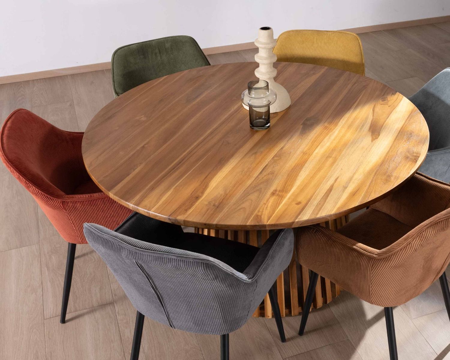 Chaise de repas avec accoudoirs en velours côtelé jaune "Scotty" et pieds métal noir