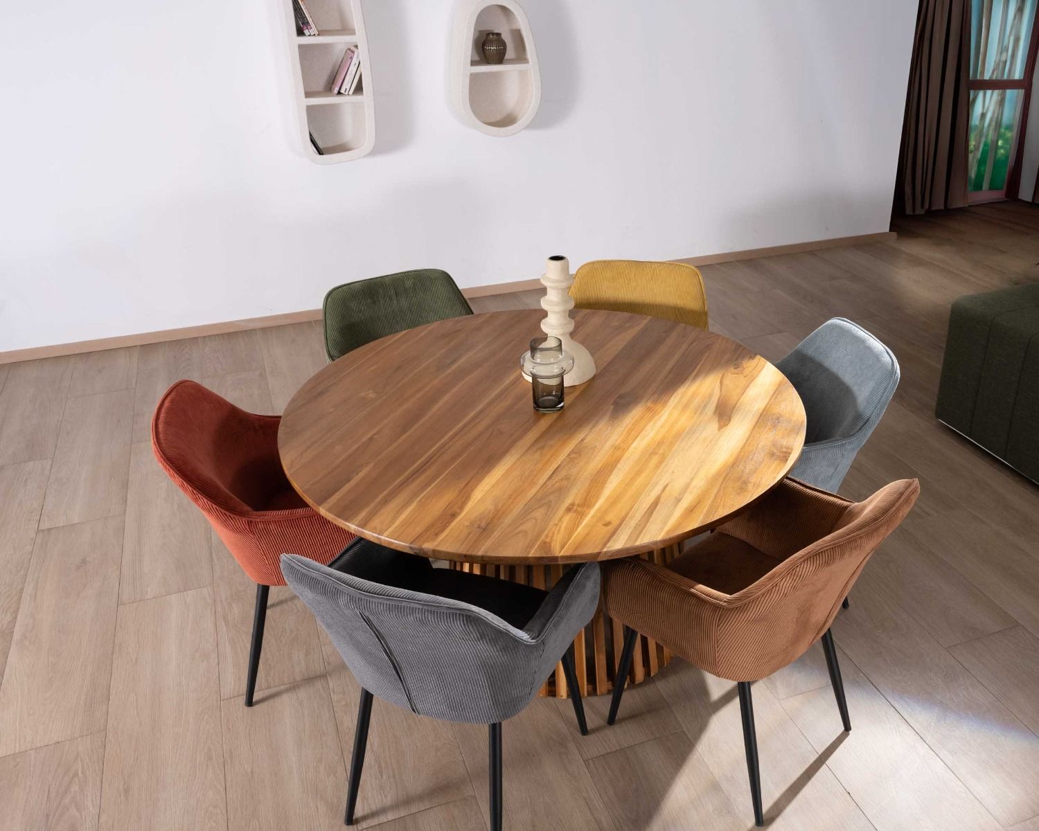 Chaise contemporaine avec accoudoirs "Scotty" en velours vert kaki et pieds métal noir