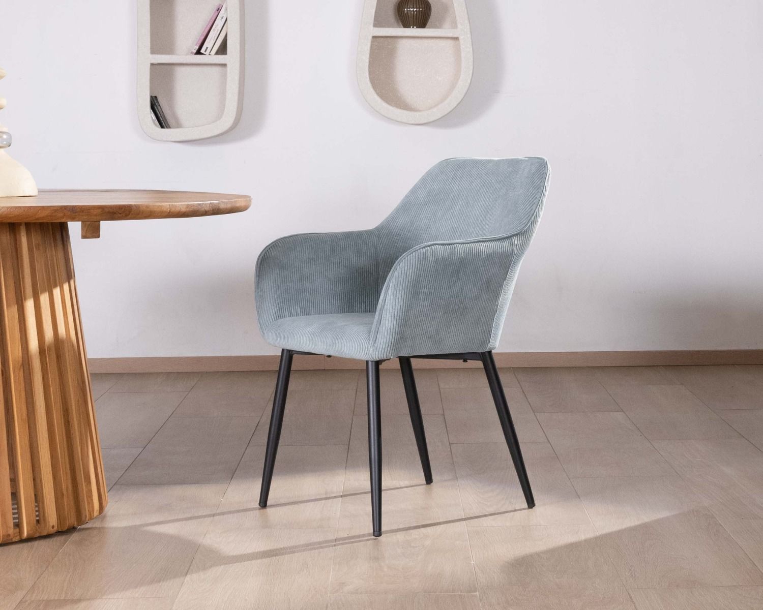 Chaise de repas contemporaine en velours côtelé bleu clair et pieds métal noir "Scotty"