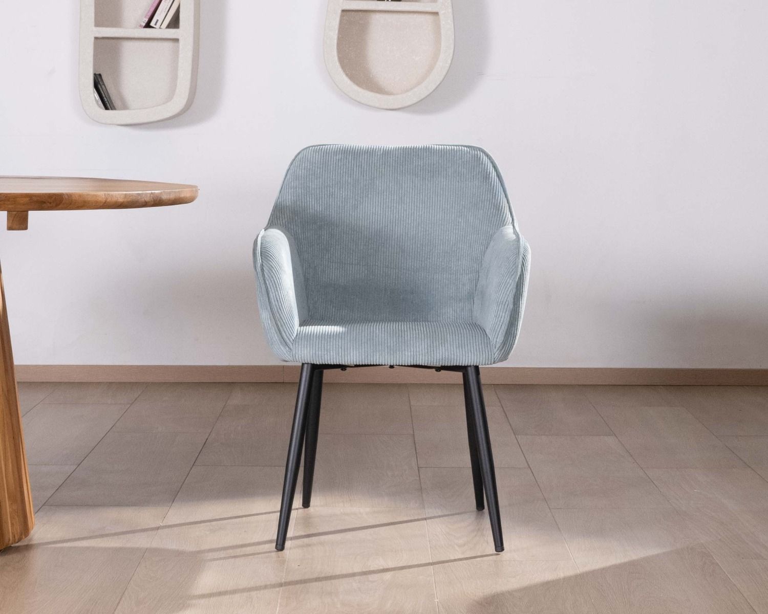 Chaise de repas contemporaine en velours côtelé bleu clair et pieds métal noir "Scotty"