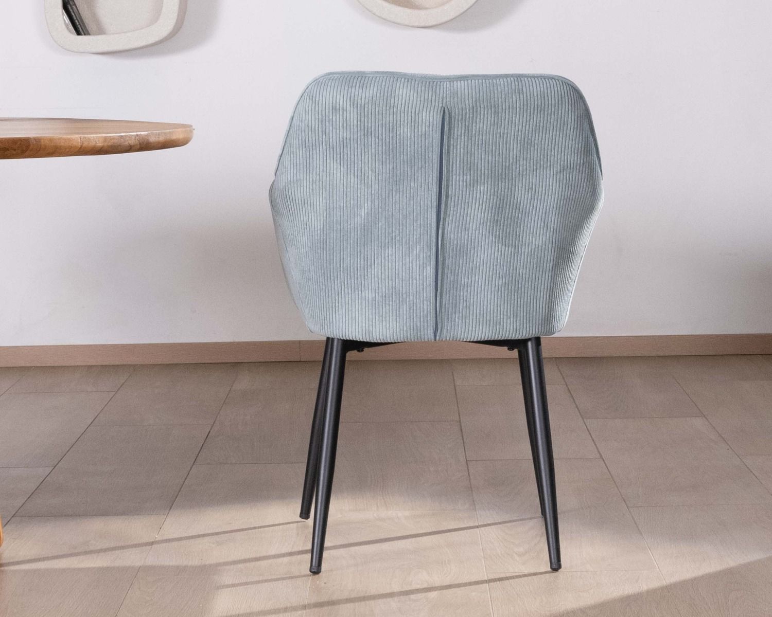 Chaise de repas contemporaine en velours côtelé bleu clair et pieds métal noir "Scotty"