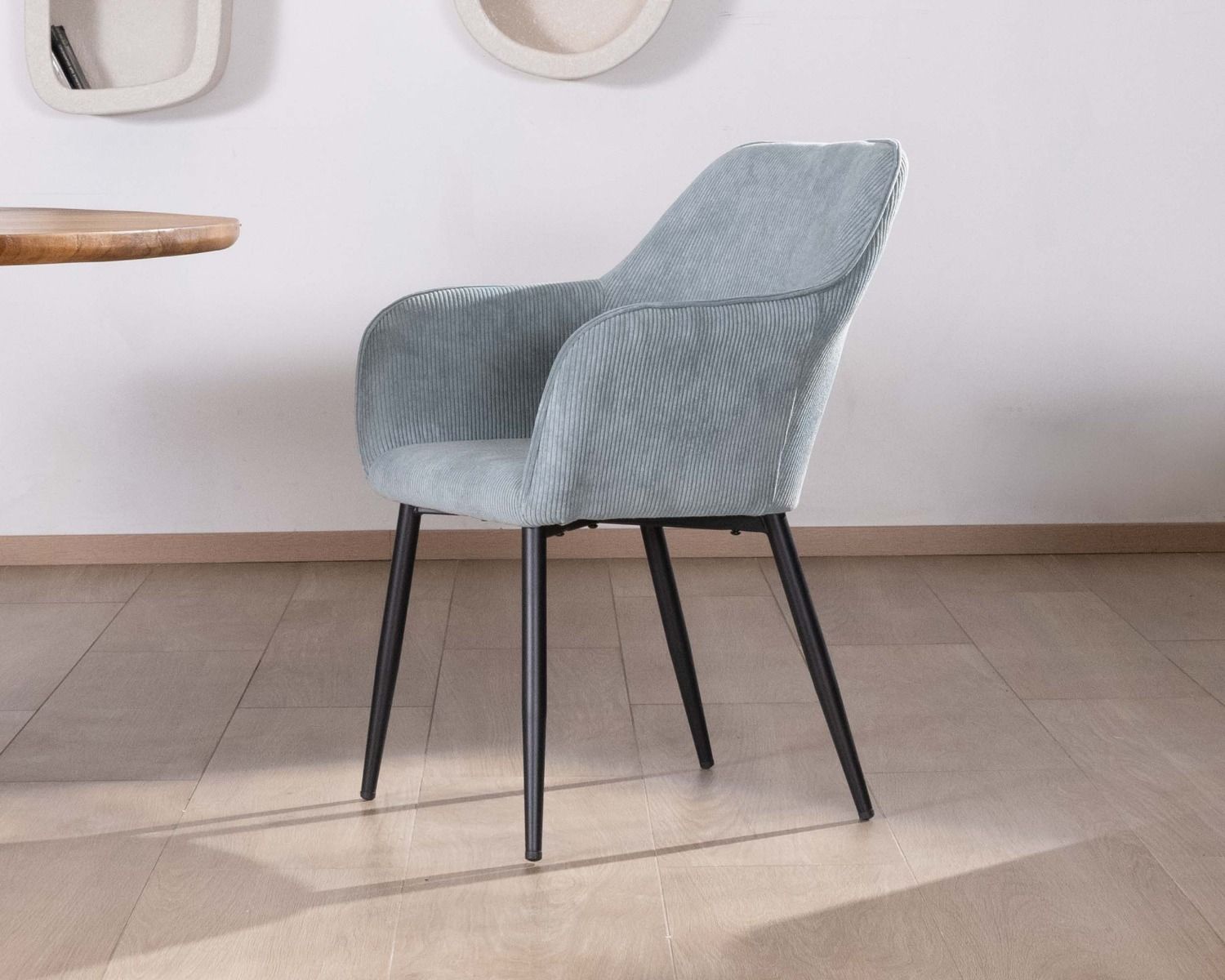 Chaise de repas contemporaine en velours côtelé bleu clair et pieds métal noir "Scotty"