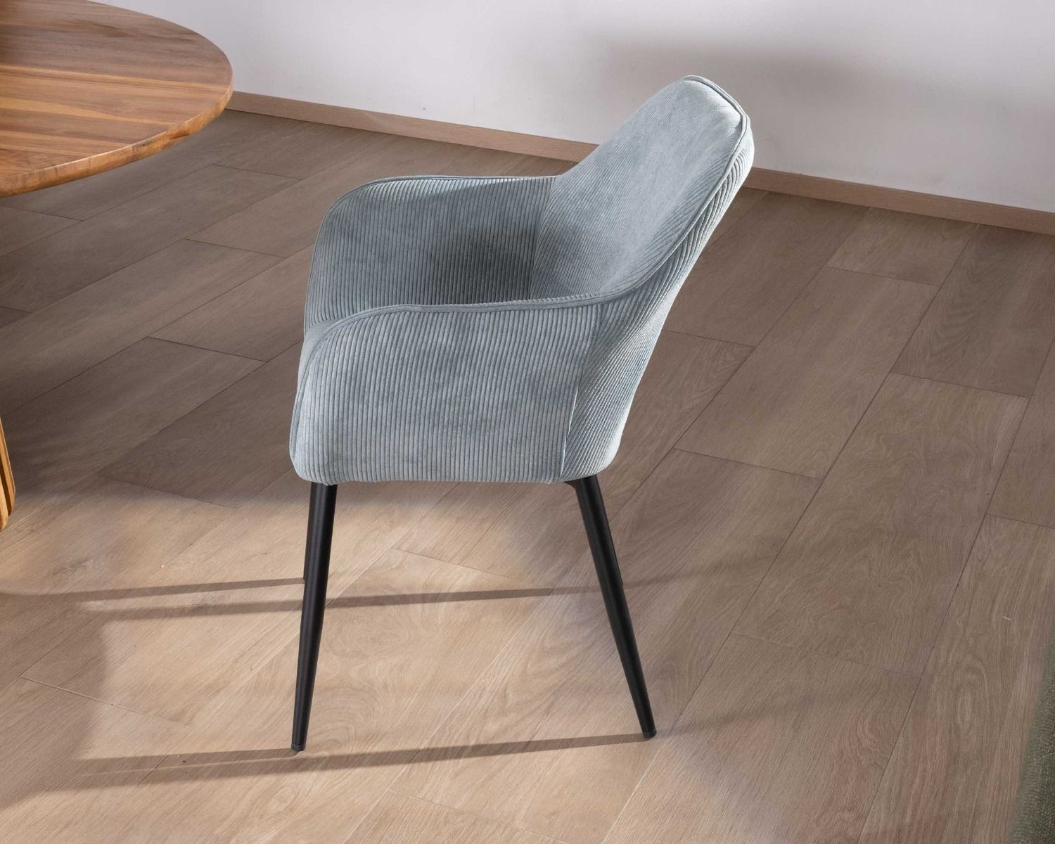 Chaise de repas contemporaine en velours côtelé bleu clair et pieds métal noir "Scotty"