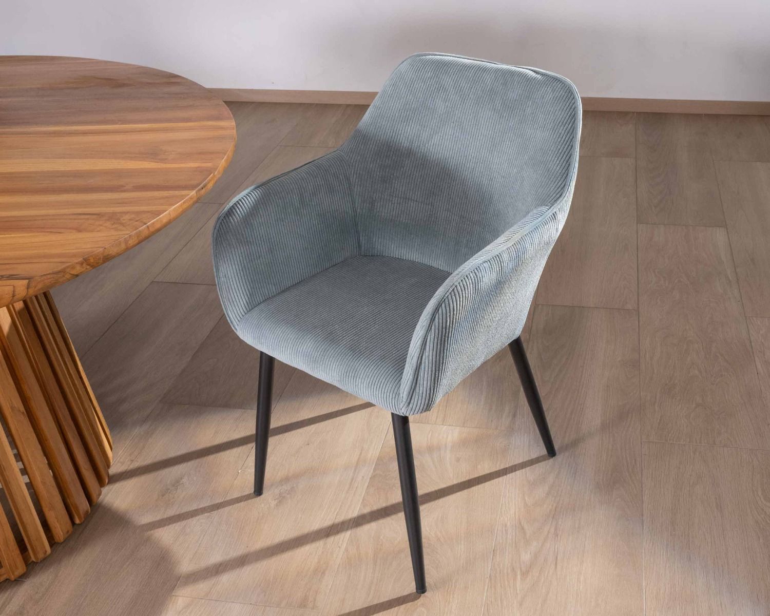 Chaise de repas contemporaine en velours côtelé bleu clair et pieds métal noir "Scotty"