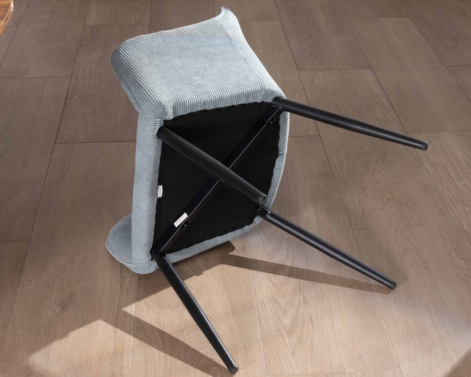 Chaise de repas contemporaine en velours côtelé bleu clair et pieds métal noir "Scotty"