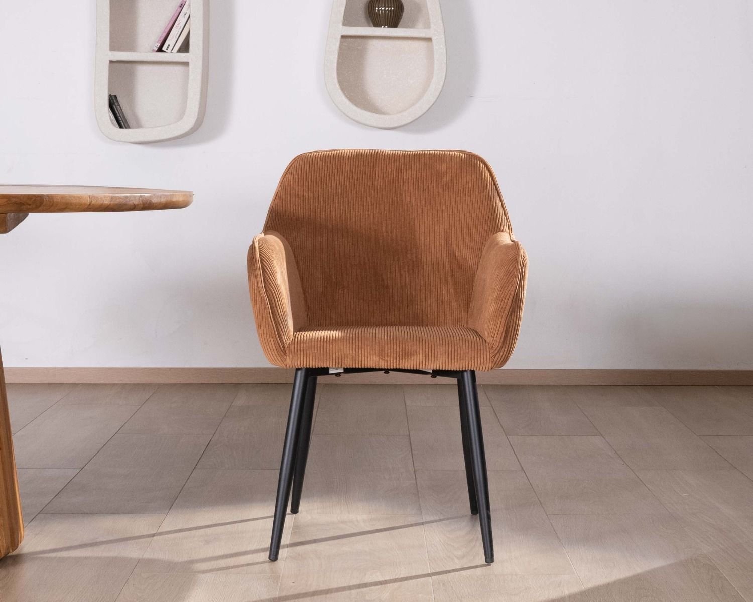 Chaise contemporaine en velours cuivré avec accoudoirs "Scotty" et pieds métal noir