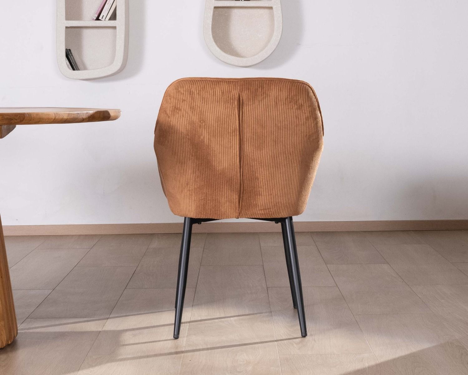 Chaise contemporaine en velours cuivré avec accoudoirs "Scotty" et pieds métal noir