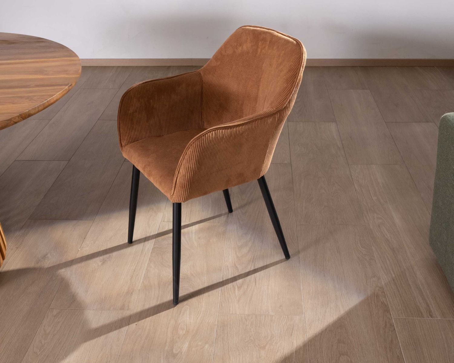 Chaise contemporaine en velours cuivré avec accoudoirs "Scotty" et pieds métal noir