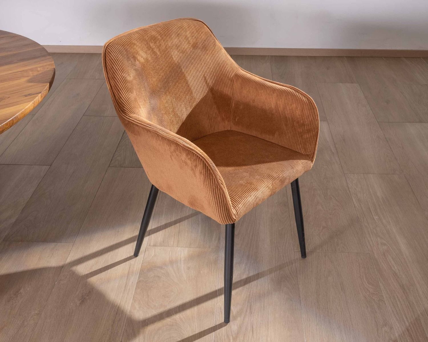 Chaise contemporaine en velours cuivré avec accoudoirs "Scotty" et pieds métal noir