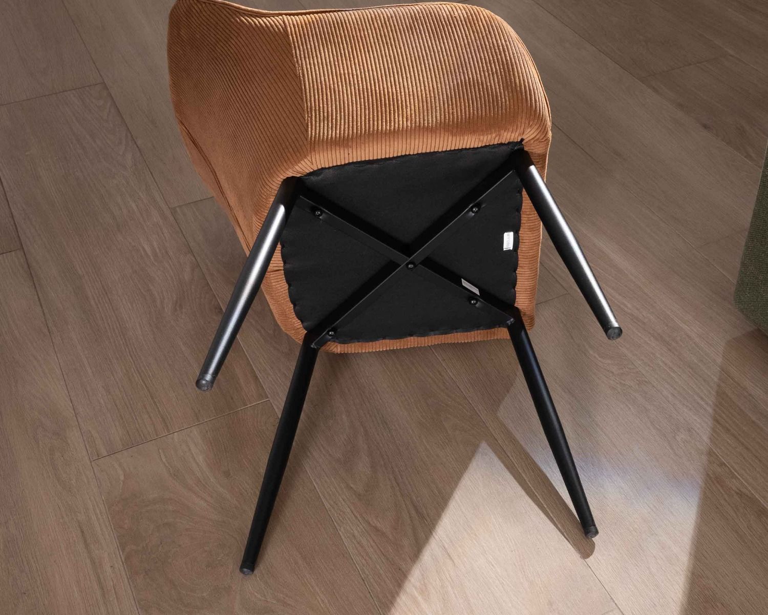 Chaise contemporaine en velours cuivré avec accoudoirs "Scotty" et pieds métal noir