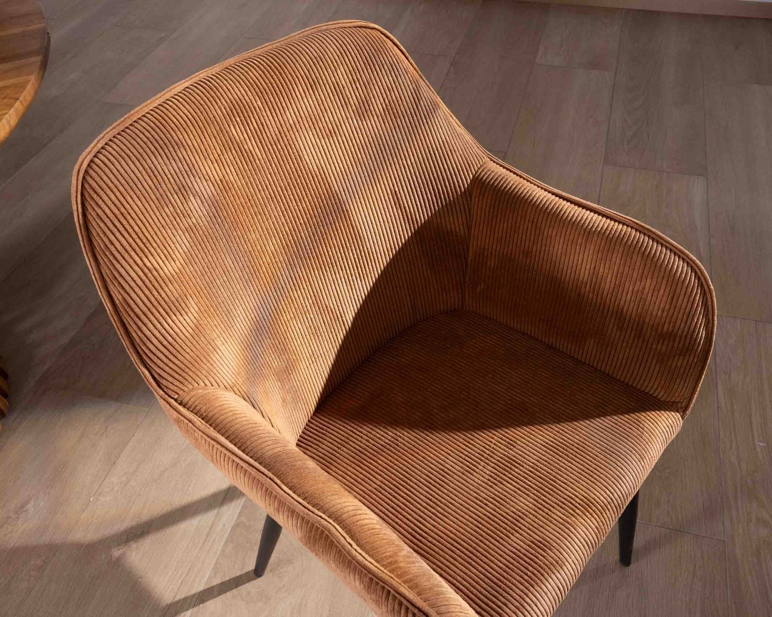 Chaise contemporaine en velours cuivré avec accoudoirs "Scotty" et pieds métal noir