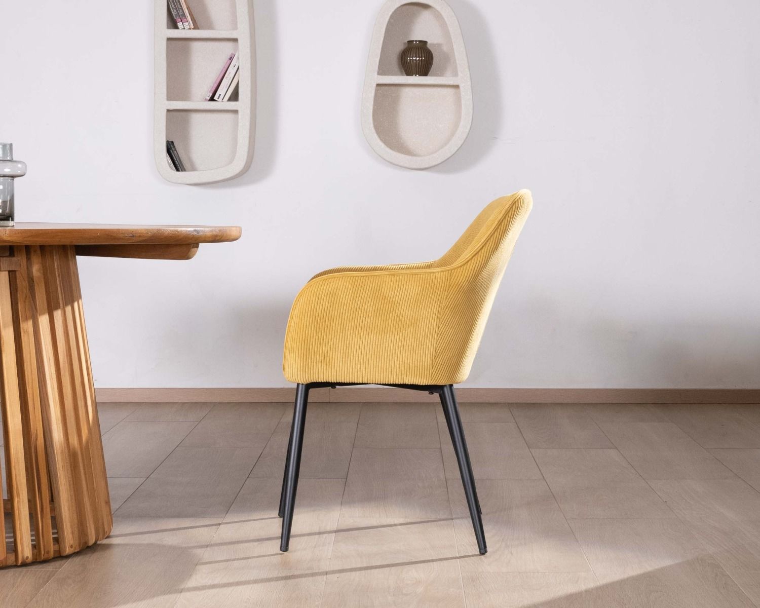 Chaise de repas avec accoudoirs en velours côtelé jaune "Scotty" et pieds métal noir