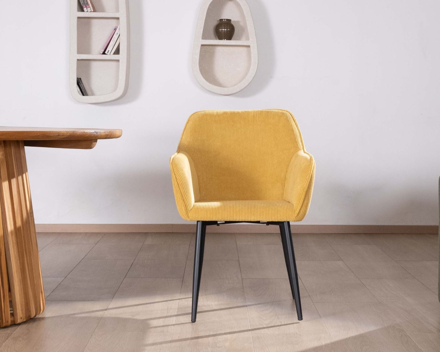 Chaise de repas avec accoudoirs en velours côtelé jaune "Scotty" et pieds métal noir