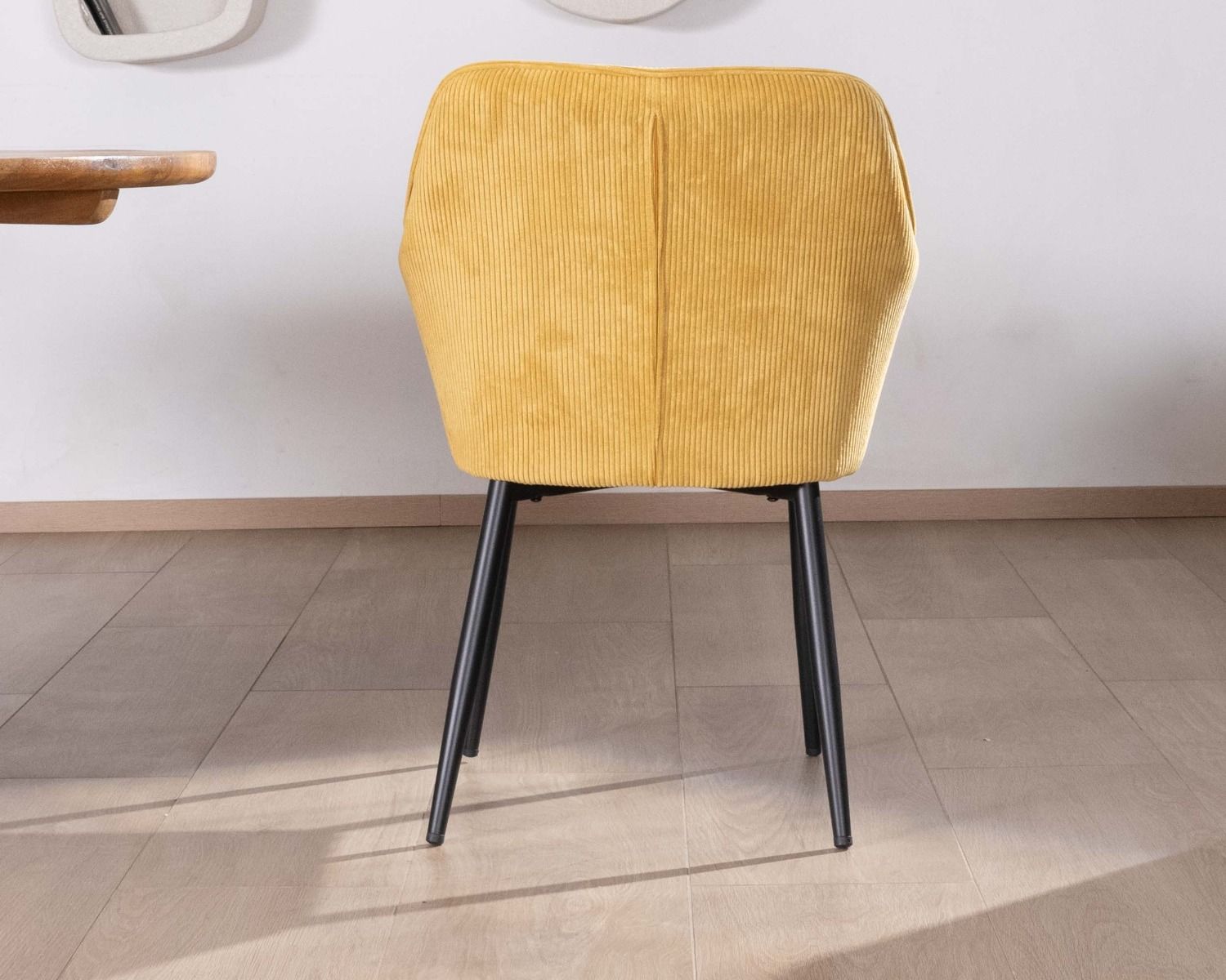 Chaise de repas avec accoudoirs en velours côtelé jaune "Scotty" et pieds métal noir