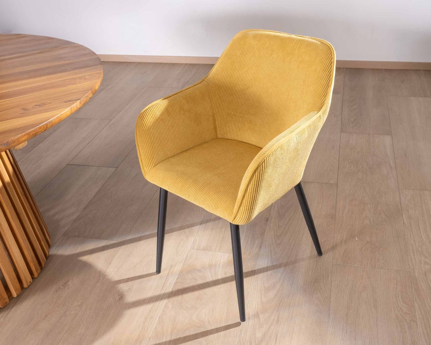 Chaise de repas avec accoudoirs en velours côtelé jaune "Scotty" et pieds métal noir