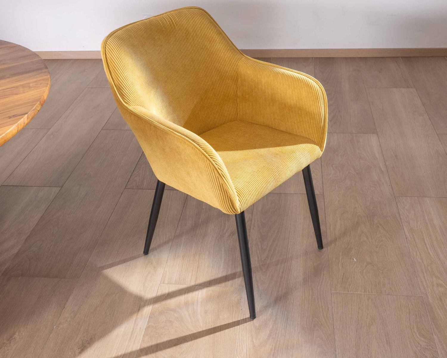 Chaise de repas avec accoudoirs en velours côtelé jaune "Scotty" et pieds métal noir