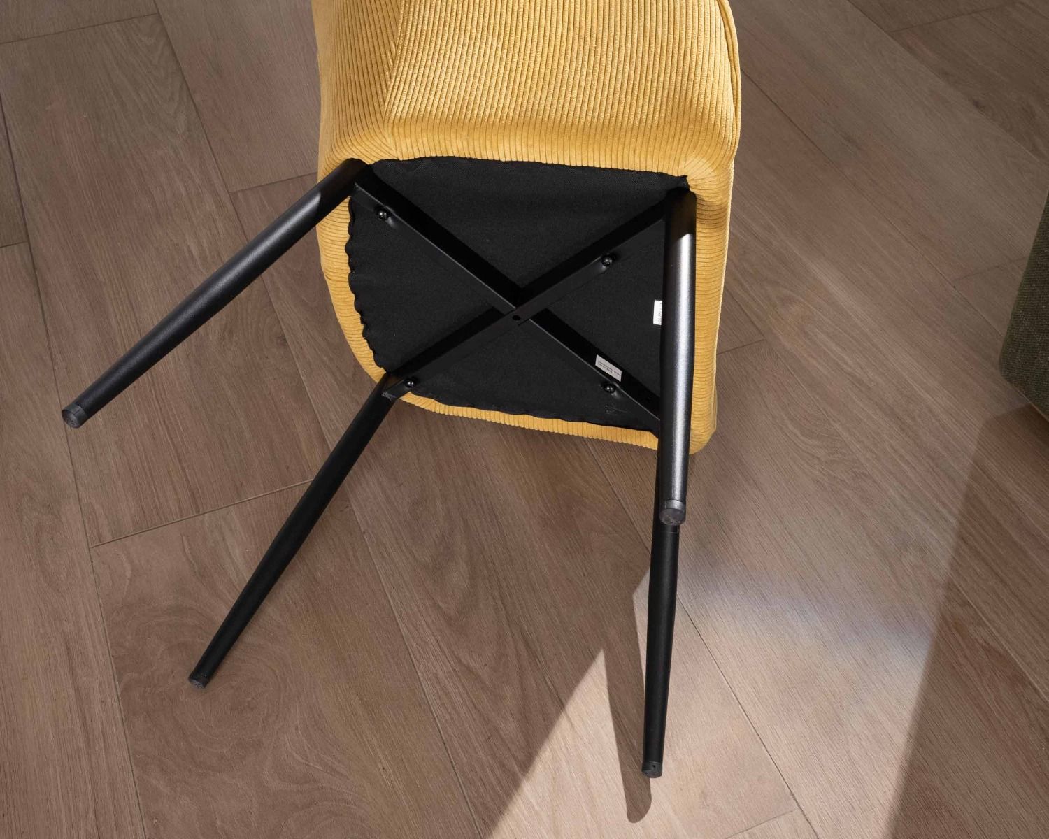 Chaise de repas avec accoudoirs en velours côtelé jaune "Scotty" et pieds métal noir