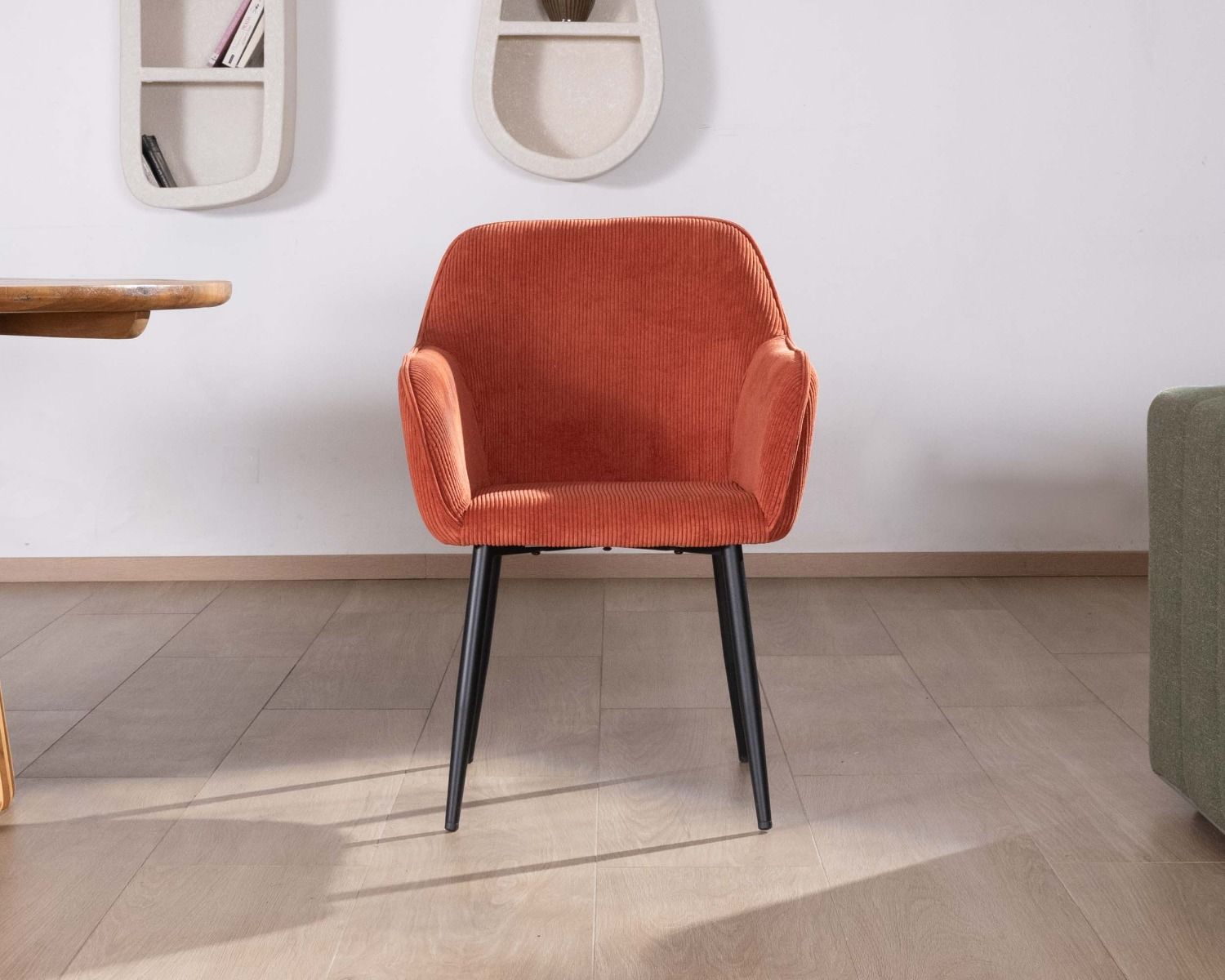 Chaise avec accoudoirs en velours rouge terracotta et pieds métal noir "Scotty"