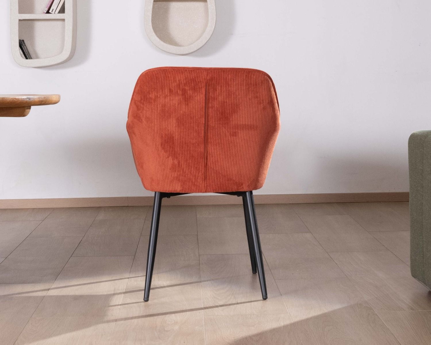 Chaise avec accoudoirs en velours rouge terracotta et pieds métal noir "Scotty"