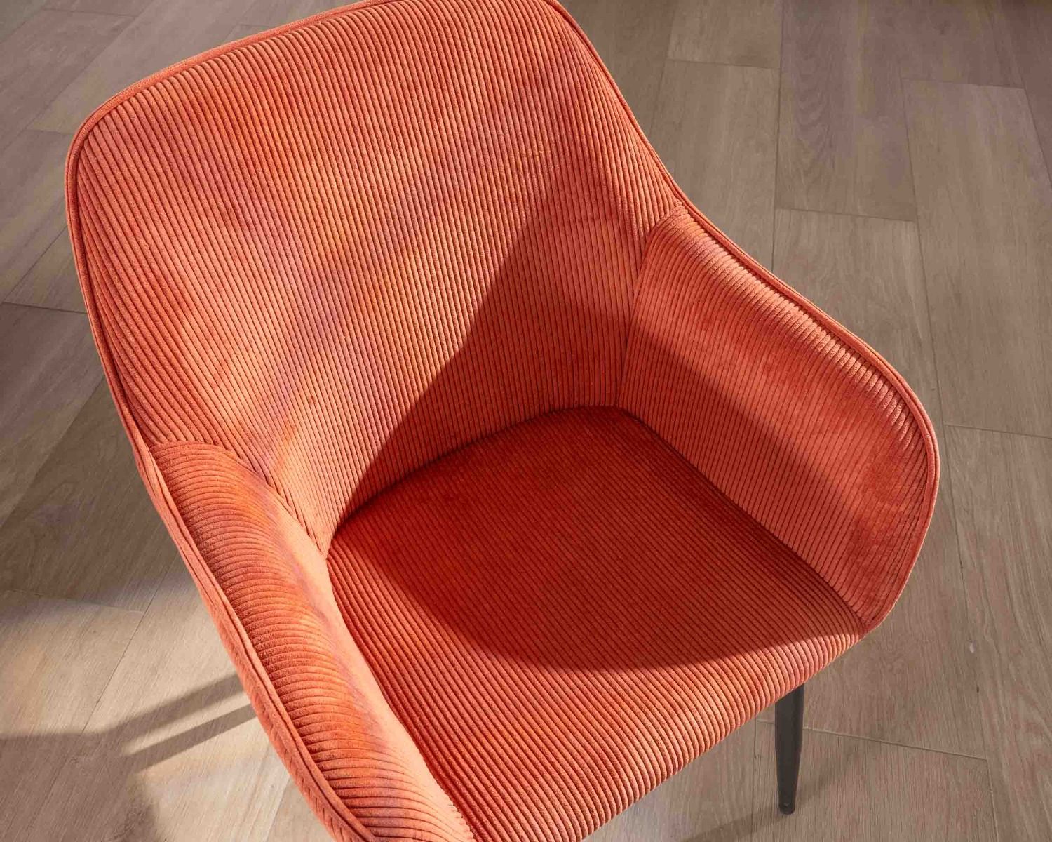 Chaise avec accoudoirs en velours rouge terracotta et pieds métal noir "Scotty"