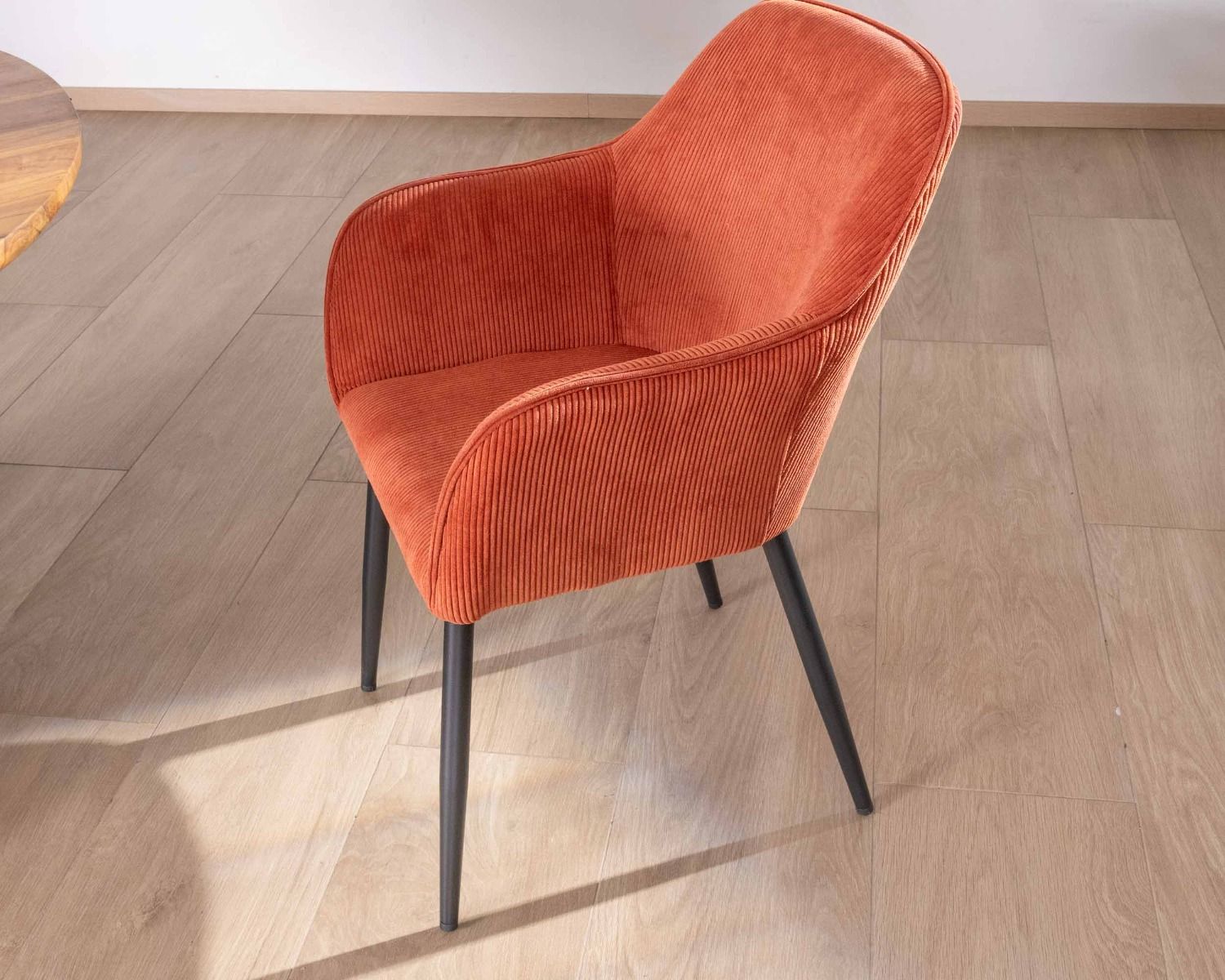 Chaise avec accoudoirs en velours rouge terracotta et pieds métal noir "Scotty"