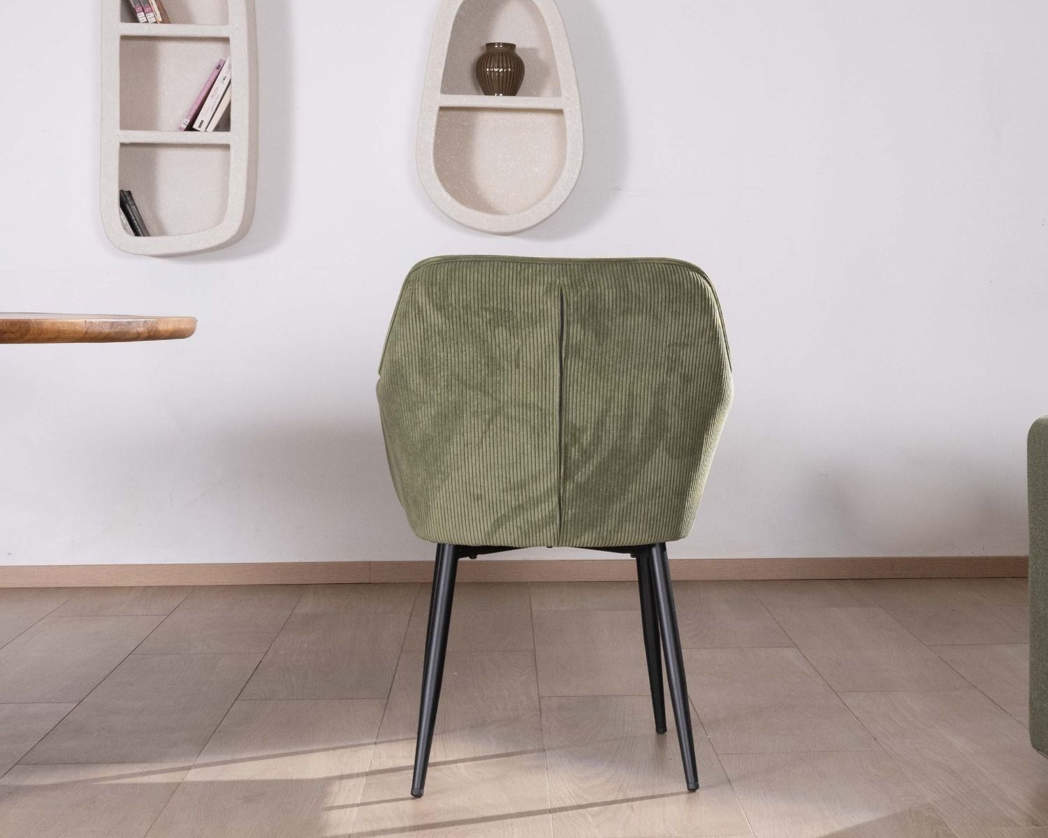 Chaise contemporaine avec accoudoirs "Scotty" en velours vert kaki et pieds métal noir