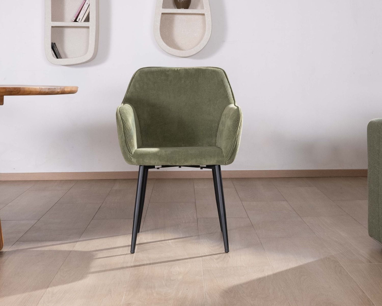 Chaise contemporaine avec accoudoirs "Scotty" en velours vert kaki et pieds métal noir