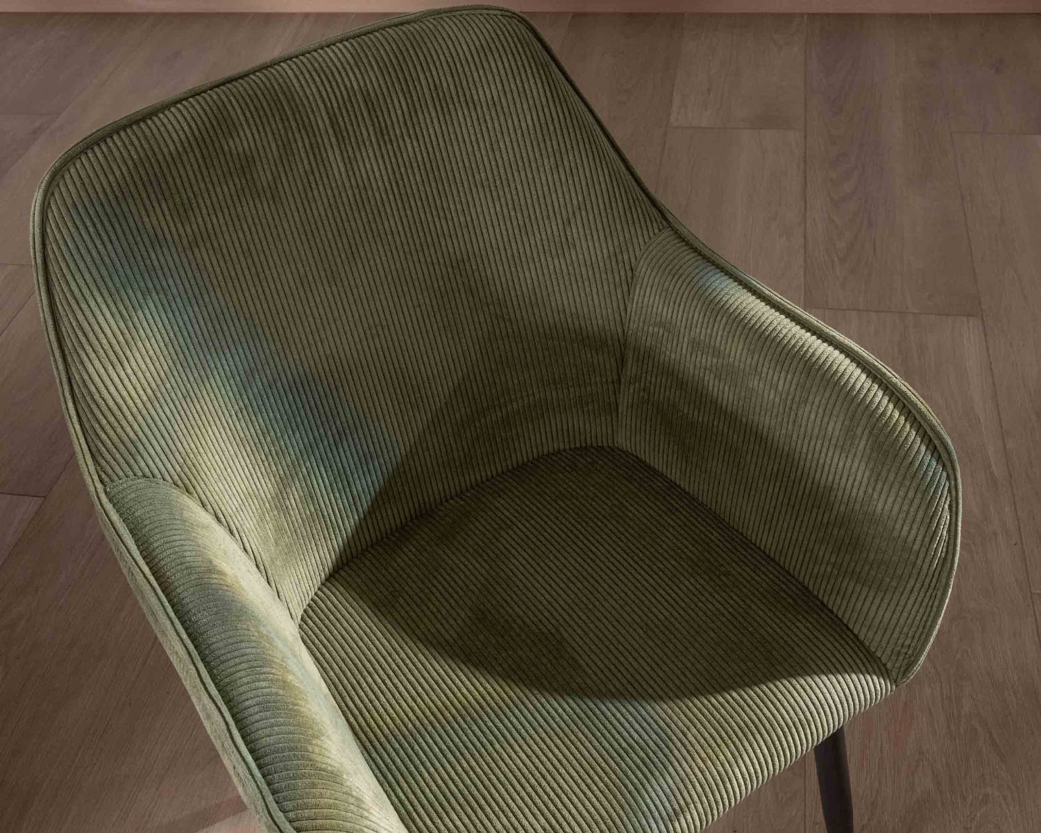 Chaise contemporaine avec accoudoirs "Scotty" en velours vert kaki et pieds métal noir