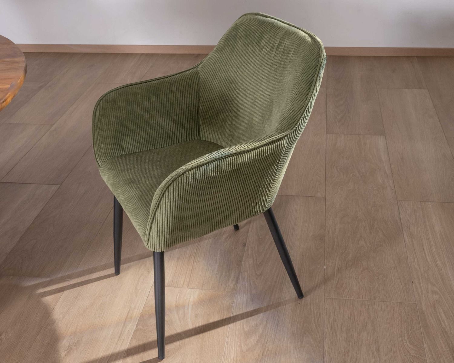 Chaise contemporaine avec accoudoirs "Scotty" en velours vert kaki et pieds métal noir