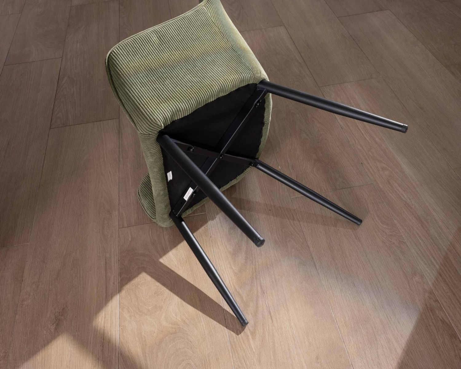 Chaise contemporaine avec accoudoirs "Scotty" en velours vert kaki et pieds métal noir