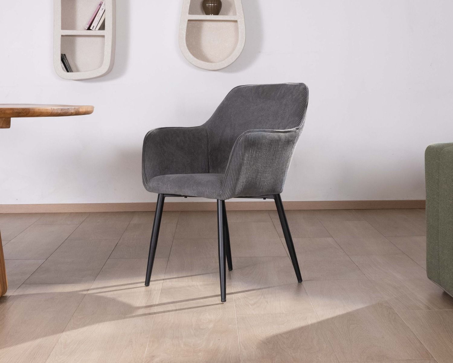 Chaise de repas contemporaine en tissu velours gris foncé "Scotty" avec accoudoirs et pieds métal noir