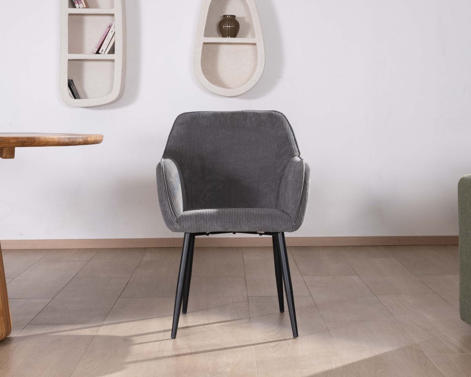 Chaise de repas contemporaine en tissu velours gris foncé "Scotty" avec accoudoirs et pieds métal noir