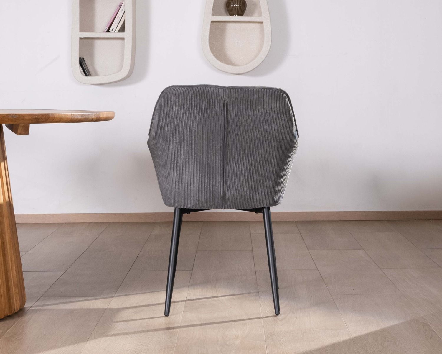 Chaise de repas contemporaine en tissu velours gris foncé "Scotty" avec accoudoirs et pieds métal noir