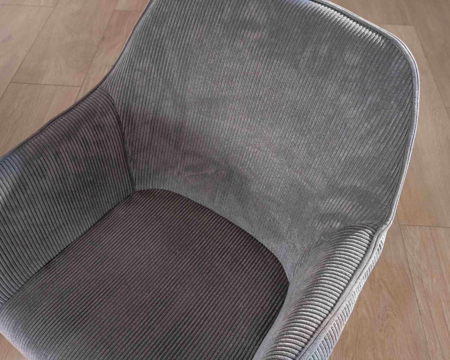 Chaise de repas contemporaine en tissu velours gris foncé "Scotty" avec accoudoirs et pieds métal noir