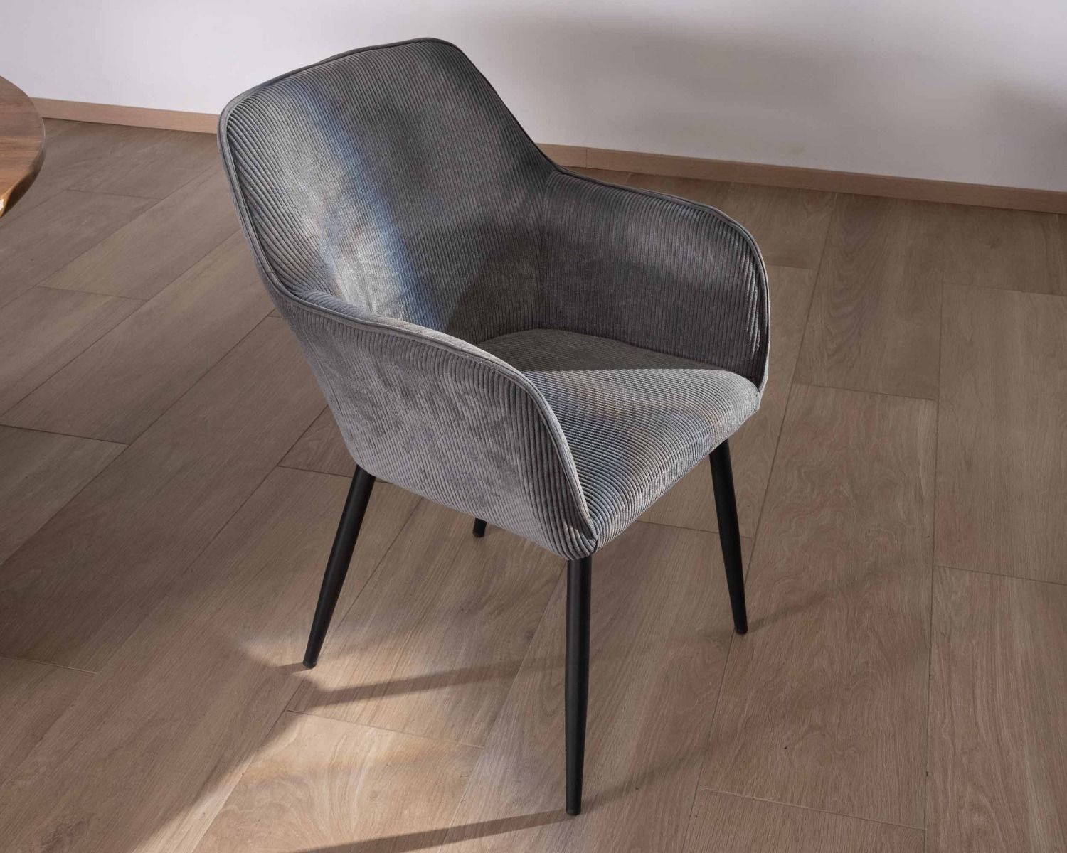 Chaise de repas contemporaine en tissu velours gris foncé "Scotty" avec accoudoirs et pieds métal noir
