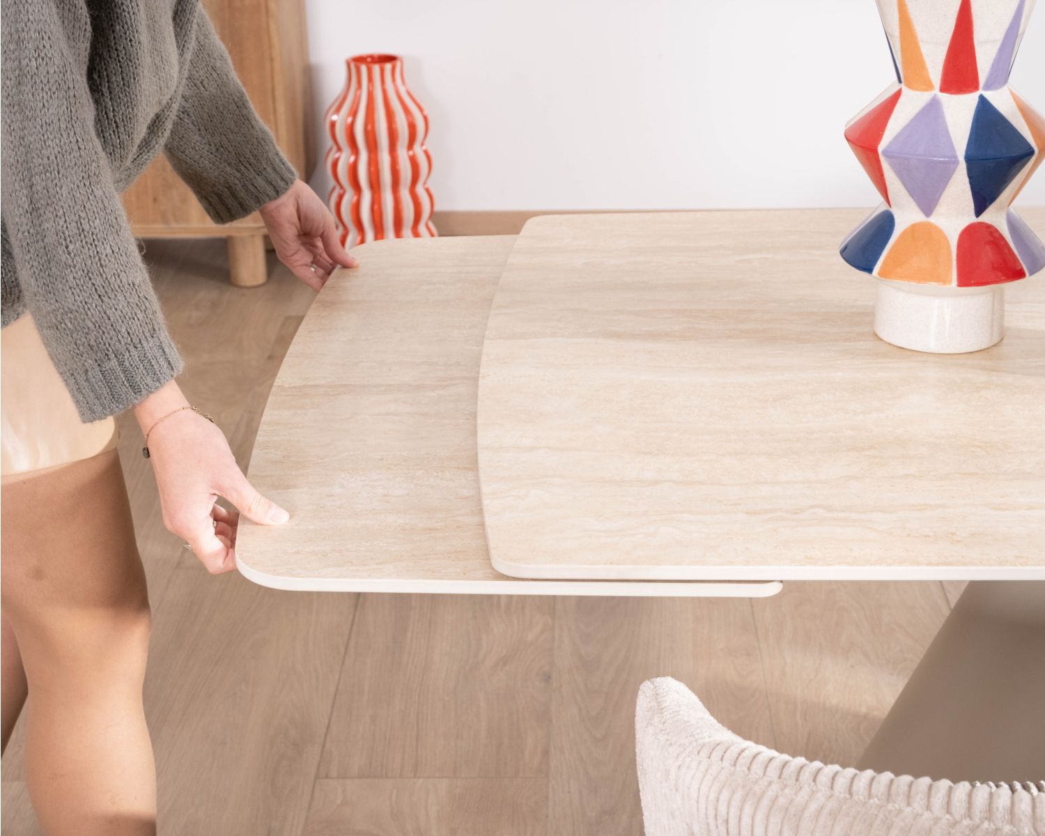 Table extensible 160 à 240 cm rétro chic "Amarello" en pierre frittée et métal champagne