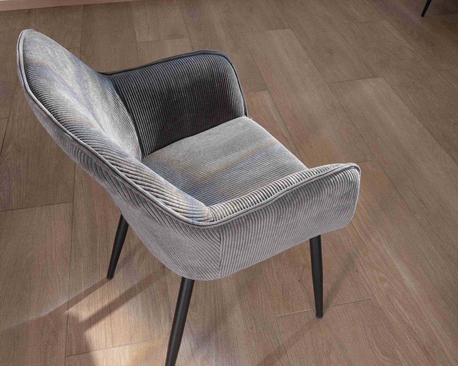 Chaise de repas contemporaine en tissu velours gris foncé "Scotty" avec accoudoirs et pieds métal noir