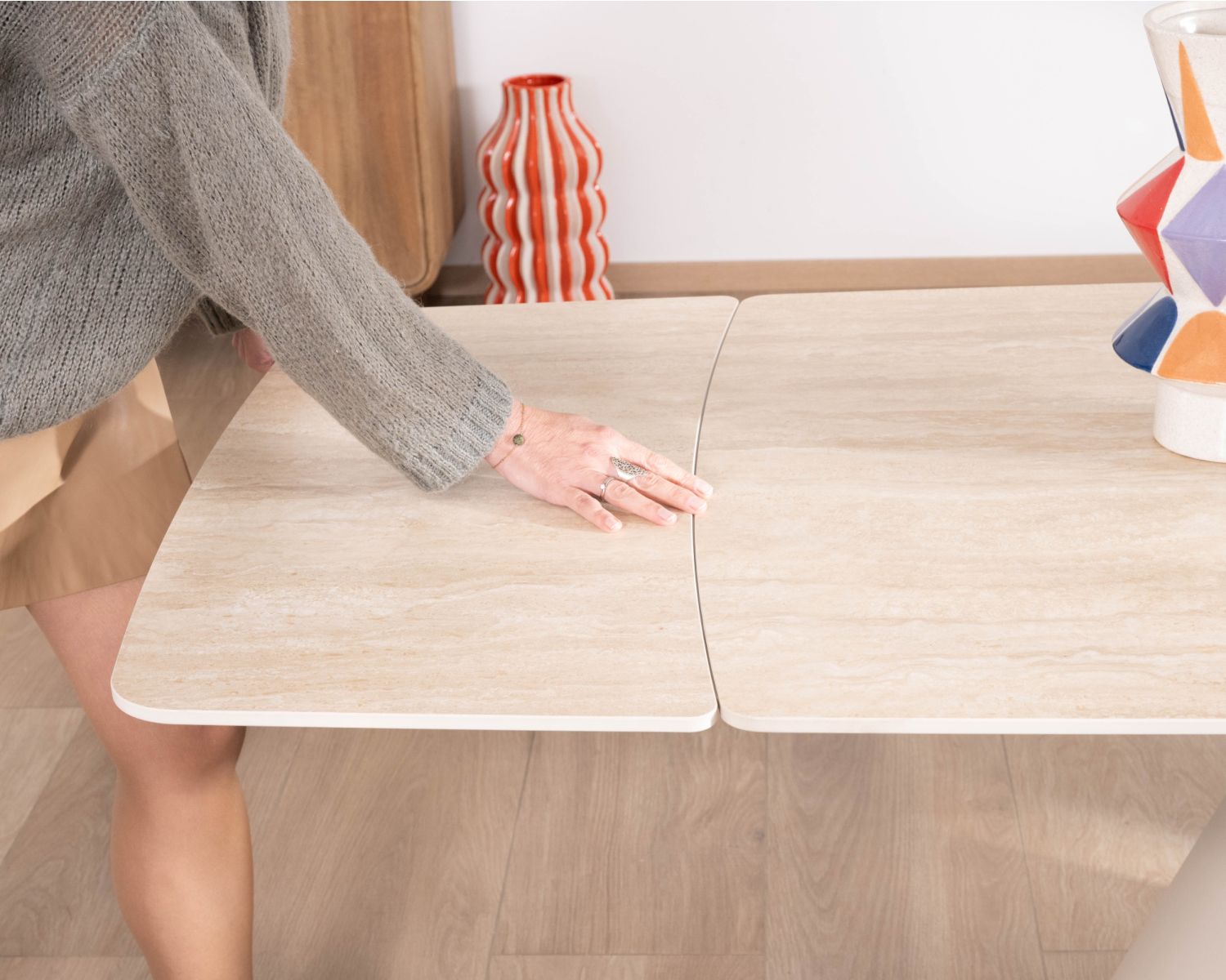 Table extensible 160 à 240 cm rétro chic "Amarello" en pierre frittée et métal champagne