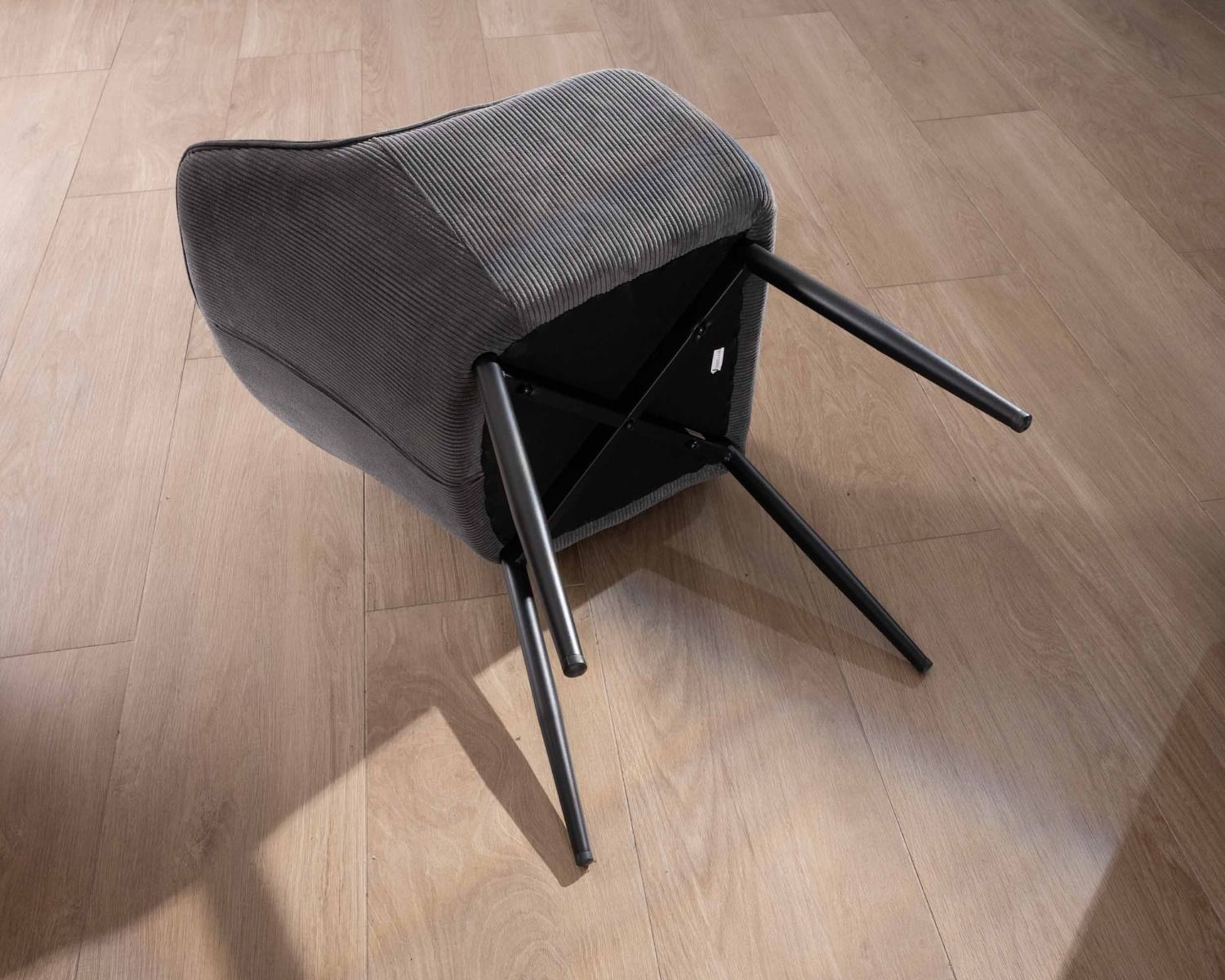 Chaise de repas contemporaine en tissu velours gris foncé "Scotty" avec accoudoirs et pieds métal noir