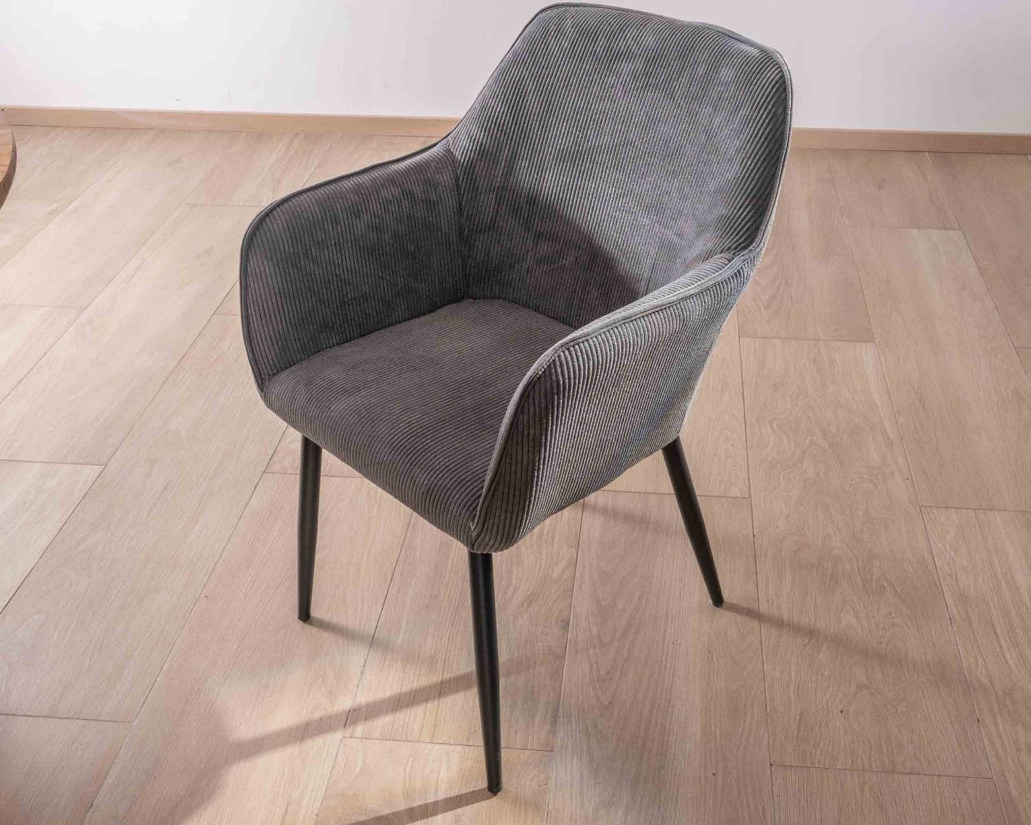 Chaise de repas contemporaine en tissu velours gris foncé "Scotty" avec accoudoirs et pieds métal noir
