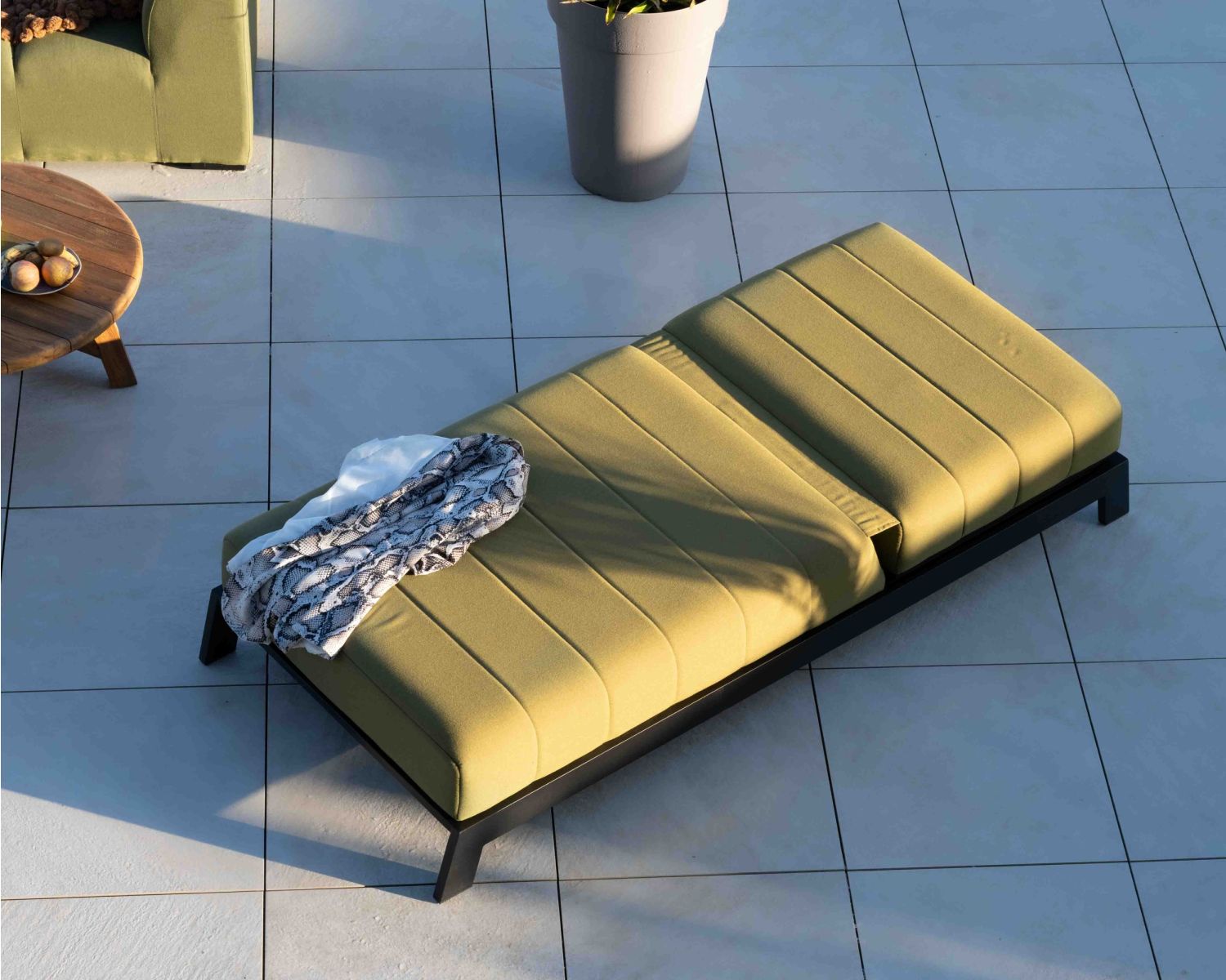 Chaise longue ultra confort tissu vert "Terrasse" structure noire