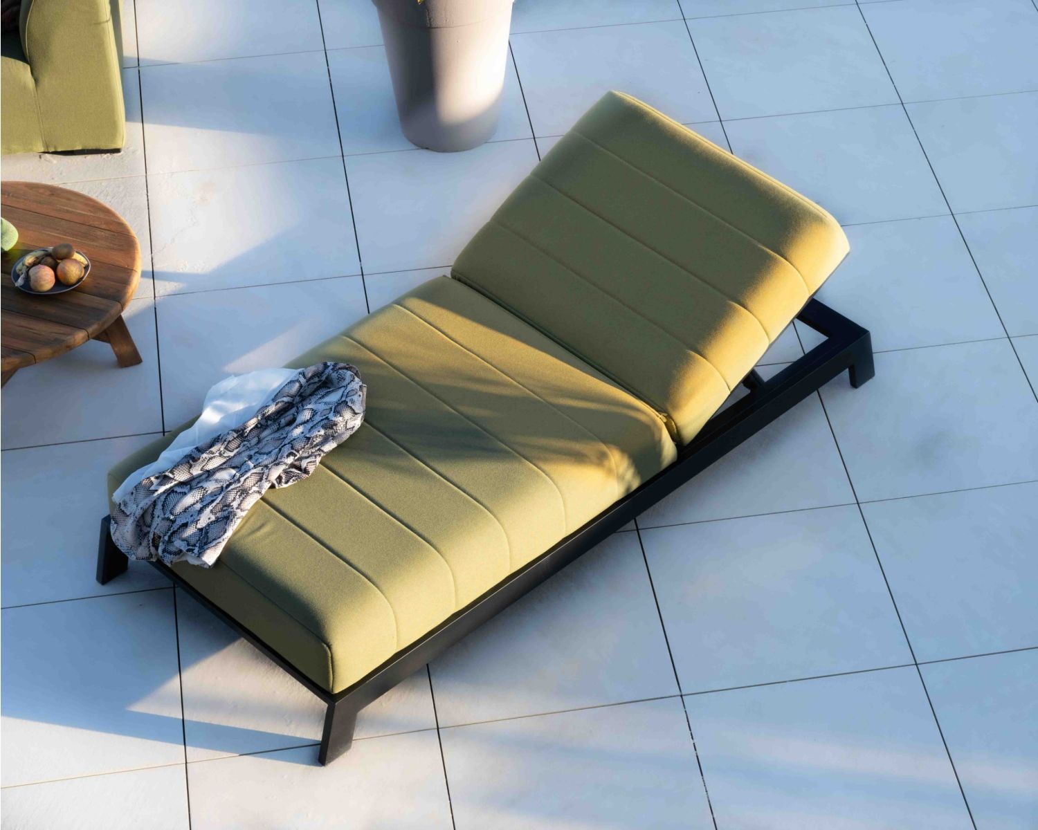 Chaise longue ultra confort tissu vert "Terrasse" structure noire