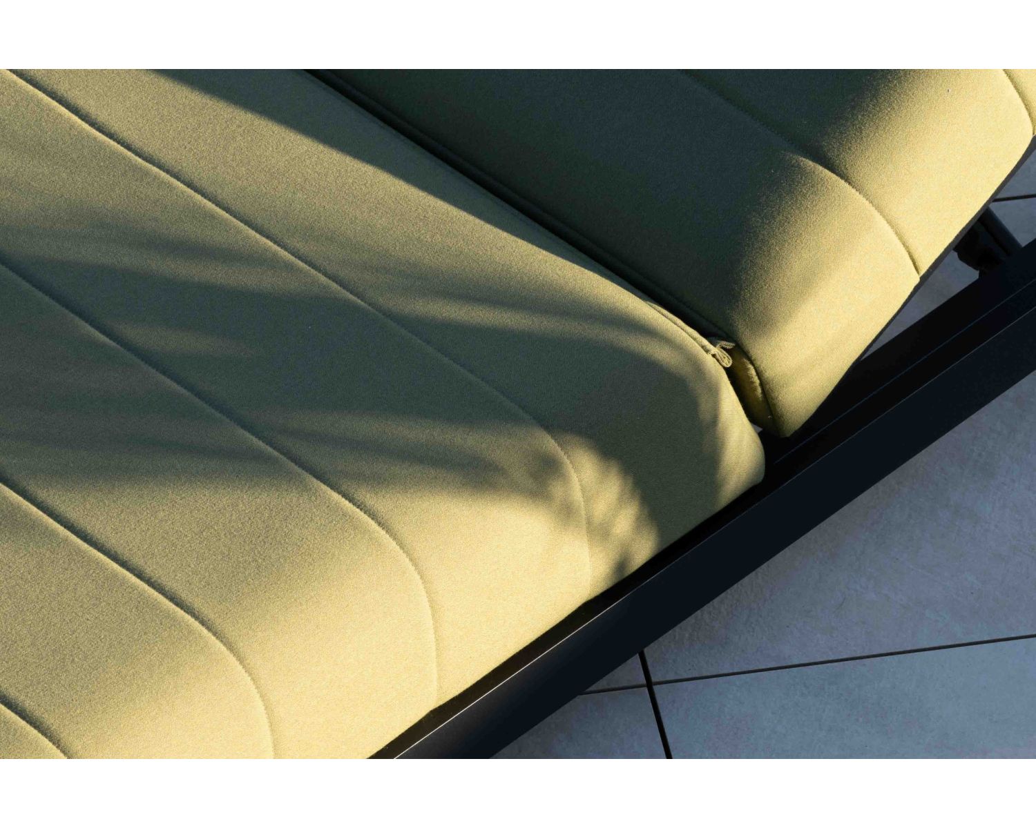 Chaise longue ultra confort tissu vert "Terrasse" structure noire