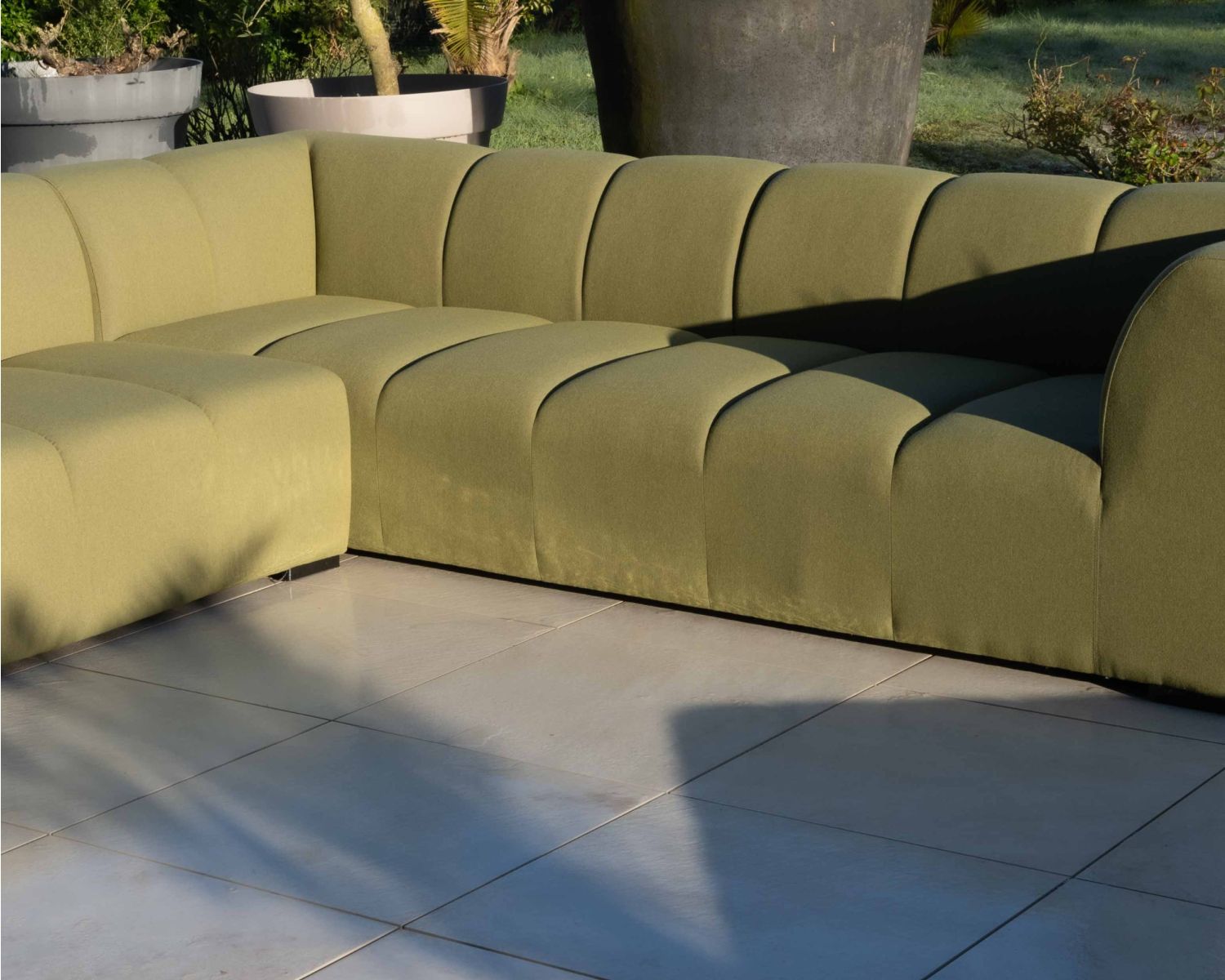 Canapé d'angle haut de gamme spéciale extérieur tissu vert "Terrasse"