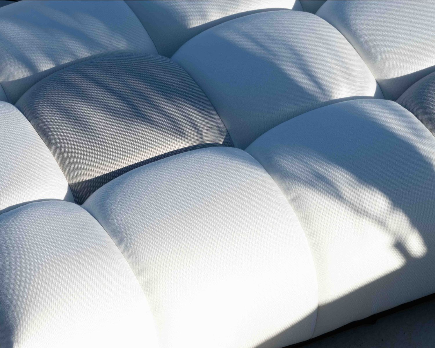 Chaise longue haut de gamme en tissu beige et gris clair "Lazy Beach"