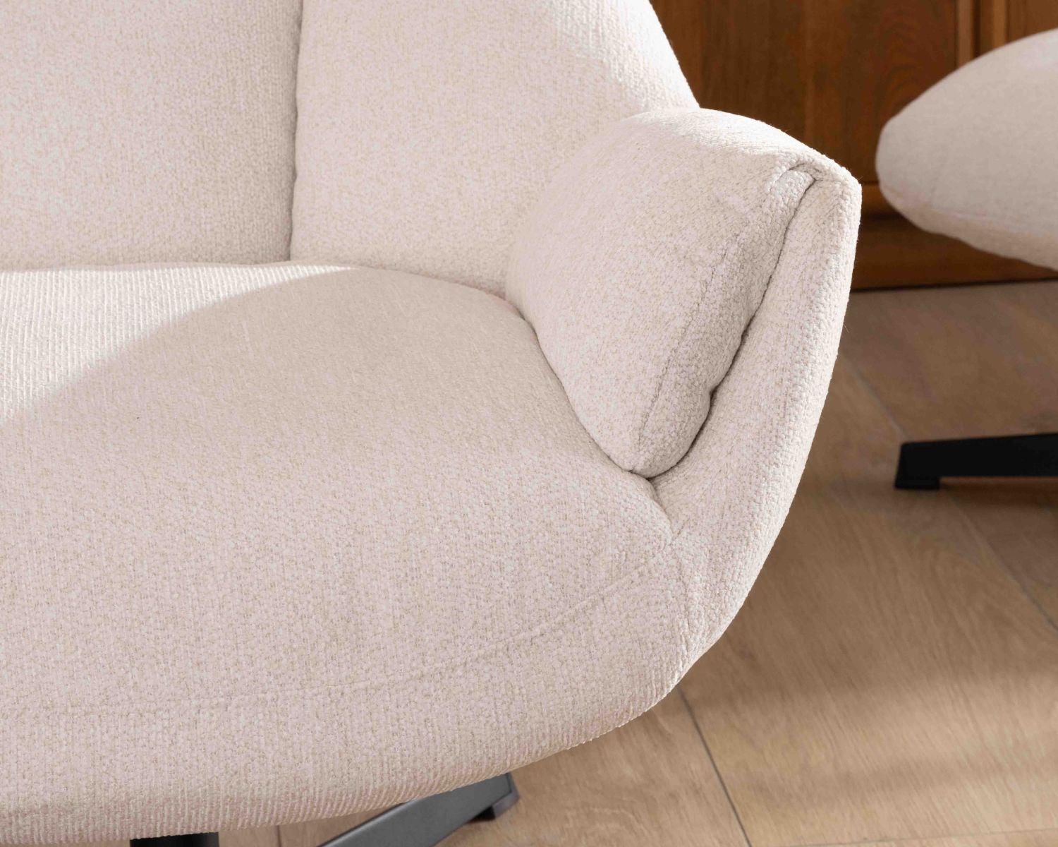 Fauteuil pivotant avec repose-pieds modulaire en tissu bouclette écru "Calista"