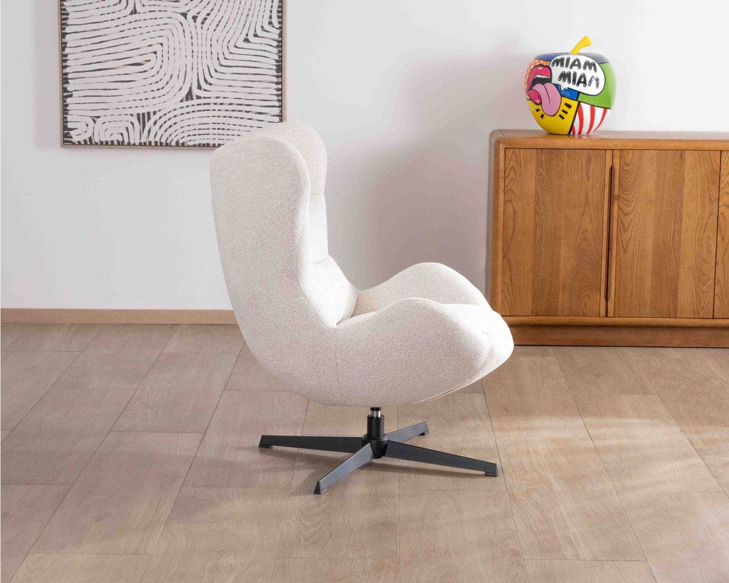 Fauteuil pivotant cocooning en tissu bouclette crème clair "Calista" forme enveloppante