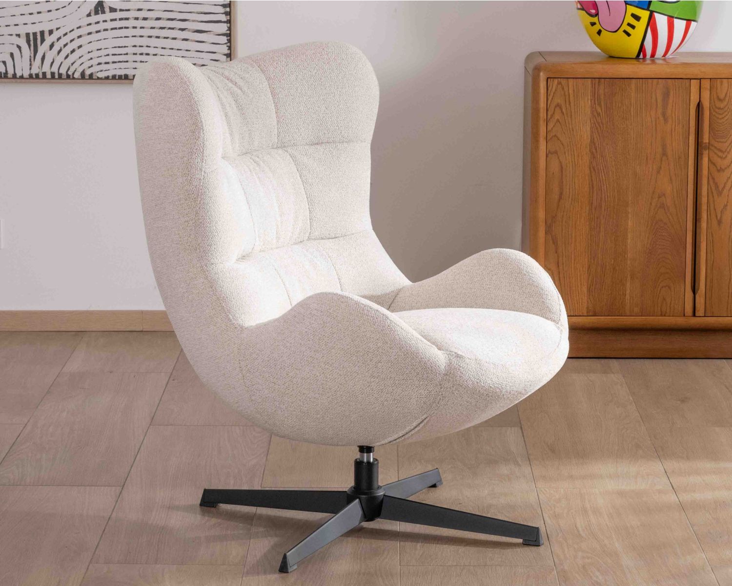 Fauteuil pivotant cocooning en tissu bouclette crème clair "Calista" forme enveloppante