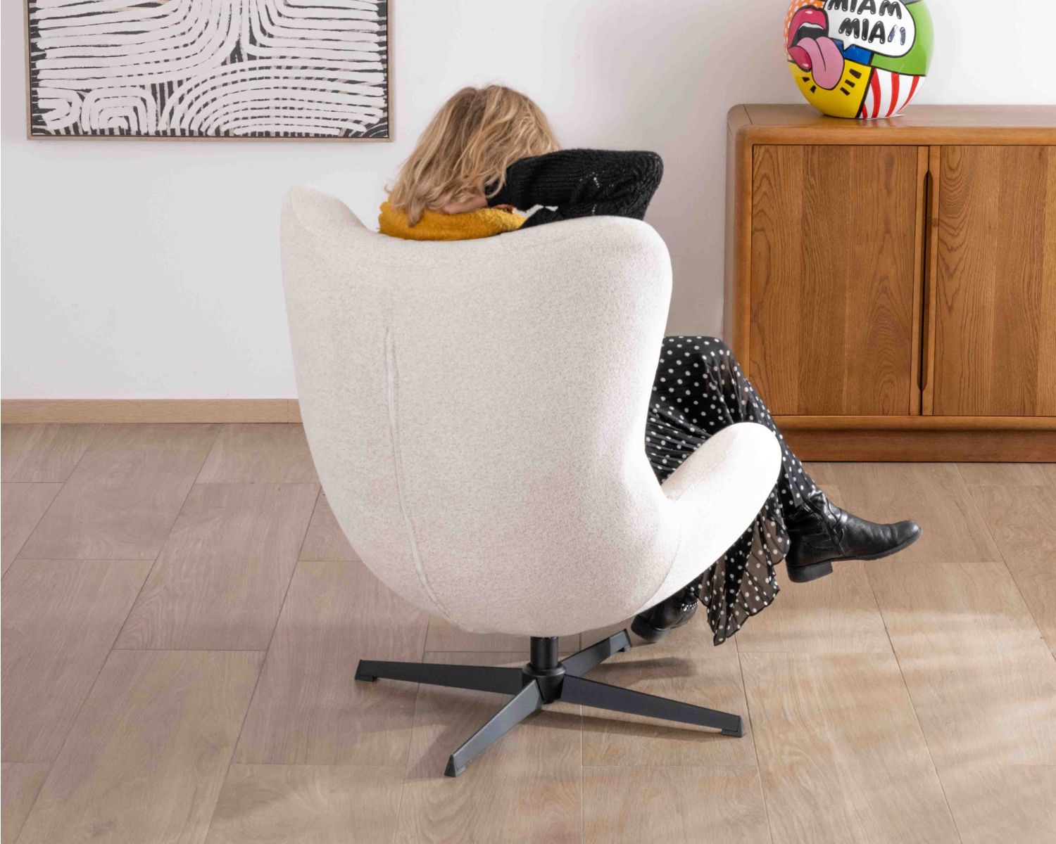 Fauteuil pivotant cocooning en tissu bouclette crème clair "Calista" forme enveloppante