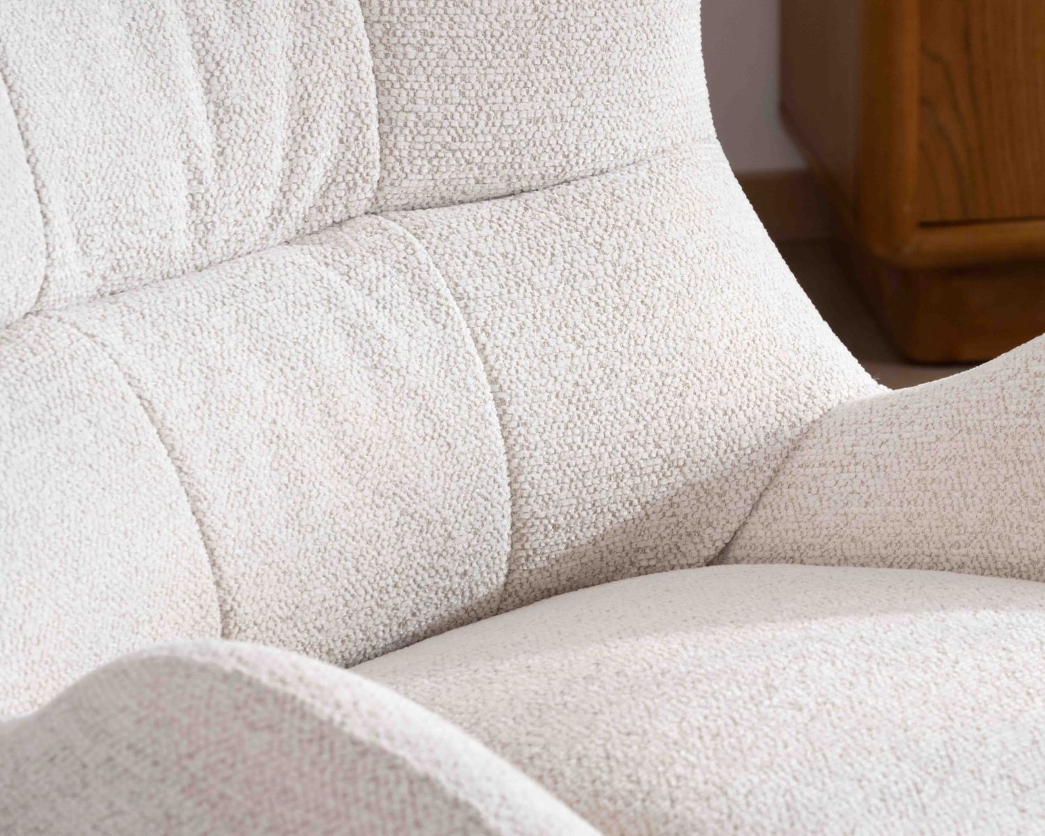 Fauteuil pivotant cocooning en tissu bouclette crème clair "Calista" forme enveloppante